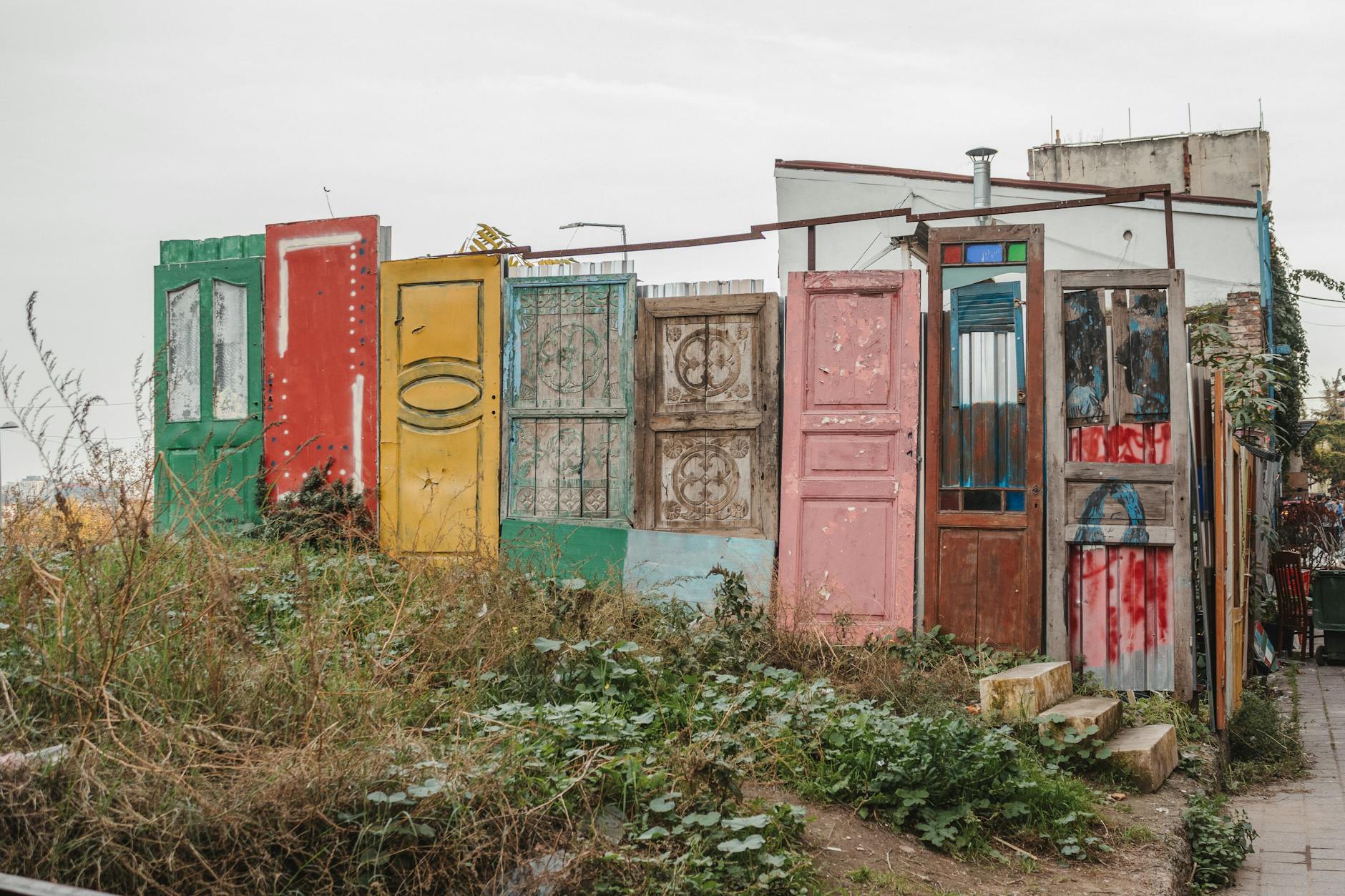 Kolorowe drzwi ustawione obok siebie jako instalacja miejska