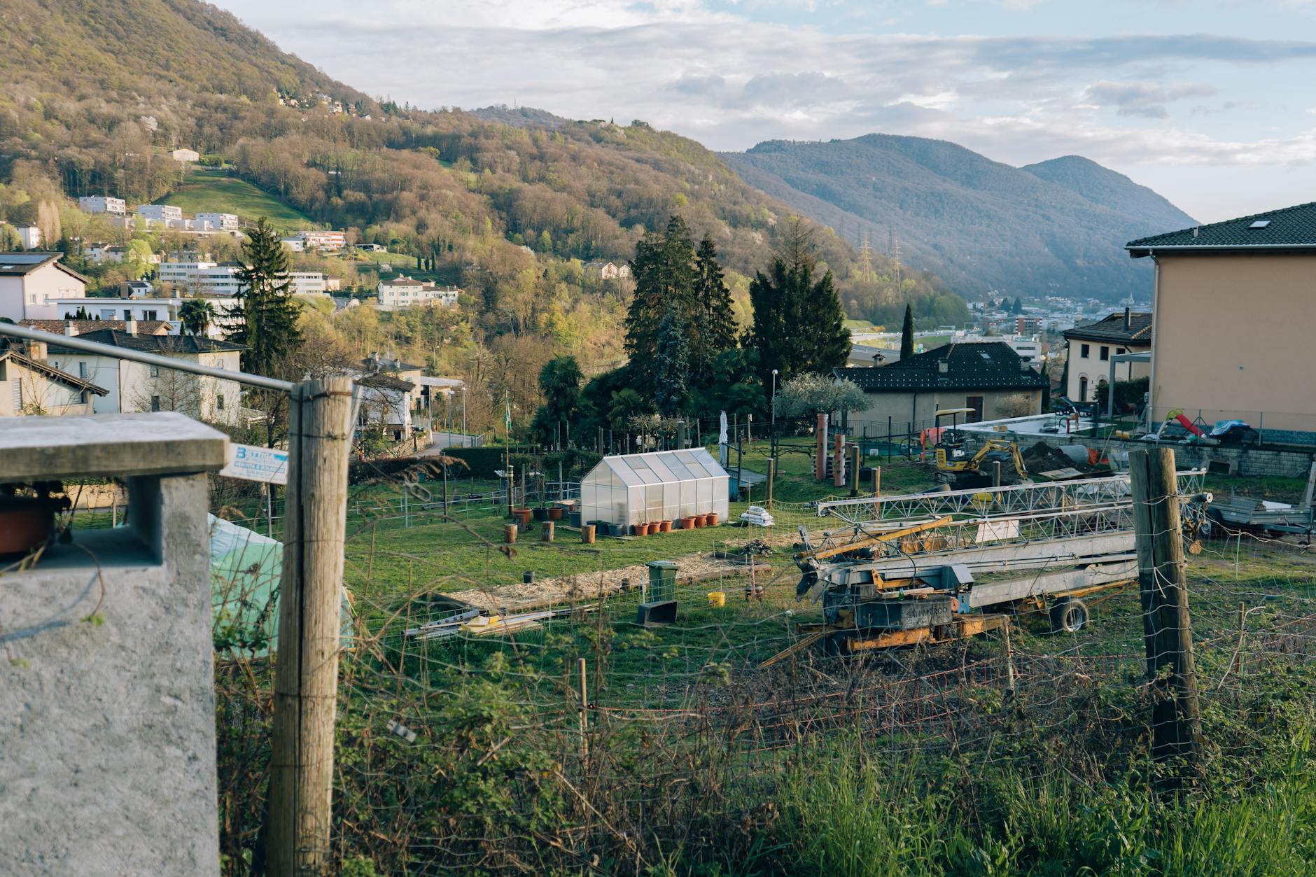 Jak przygotować teren pod szklarnię jesienią, by na wiosnę montaż poszedł gładko Szklarnia w wiejskim ogrodzie na tle gór jesienią