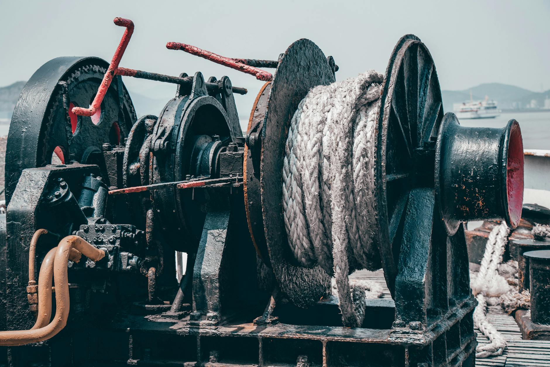Wyciągarka hydrauliczna z linami na pokładzie statku