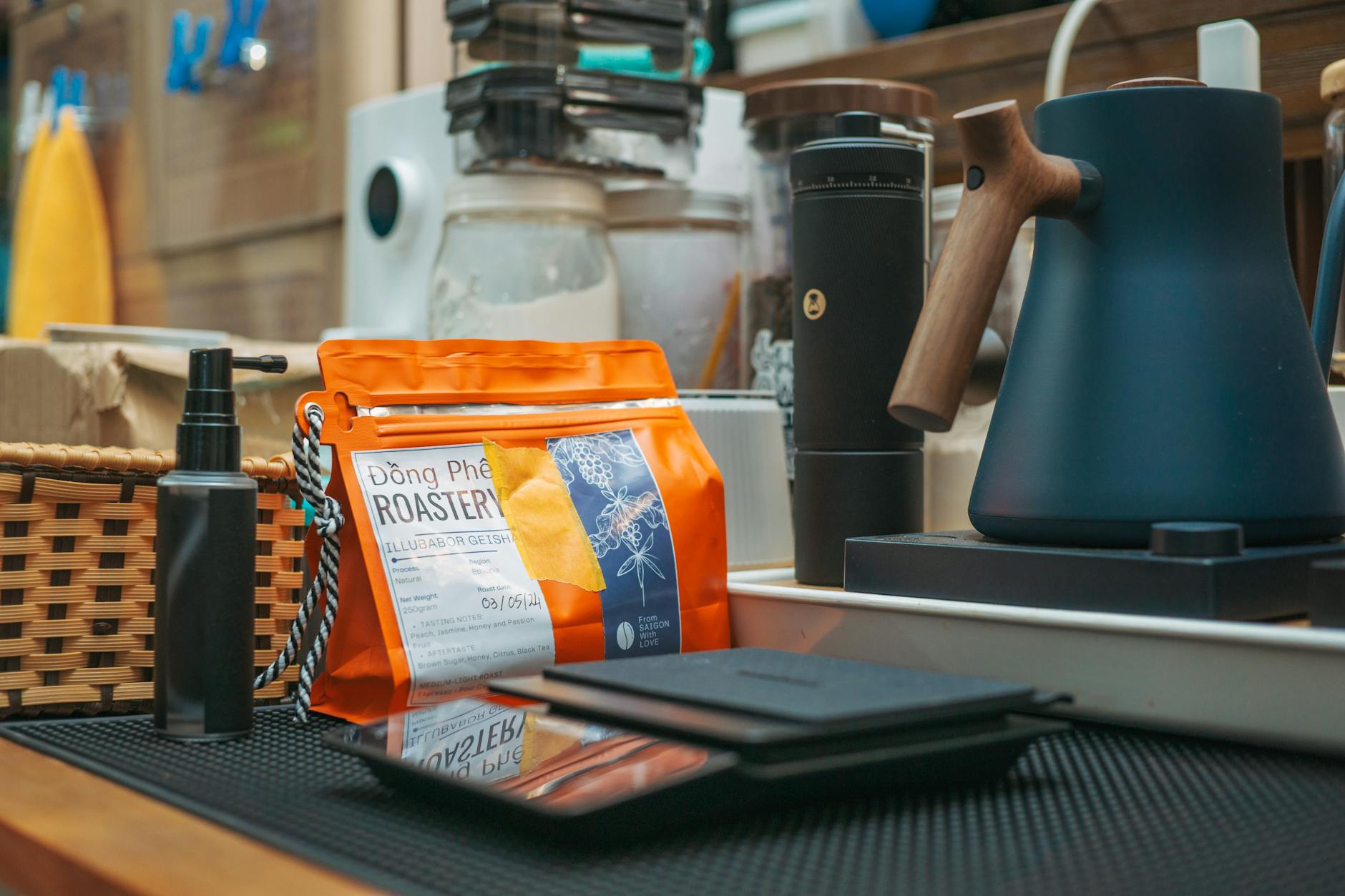 Nowoczesny zestaw do parzenia kawy z ziarnami Dong Phè Roastery