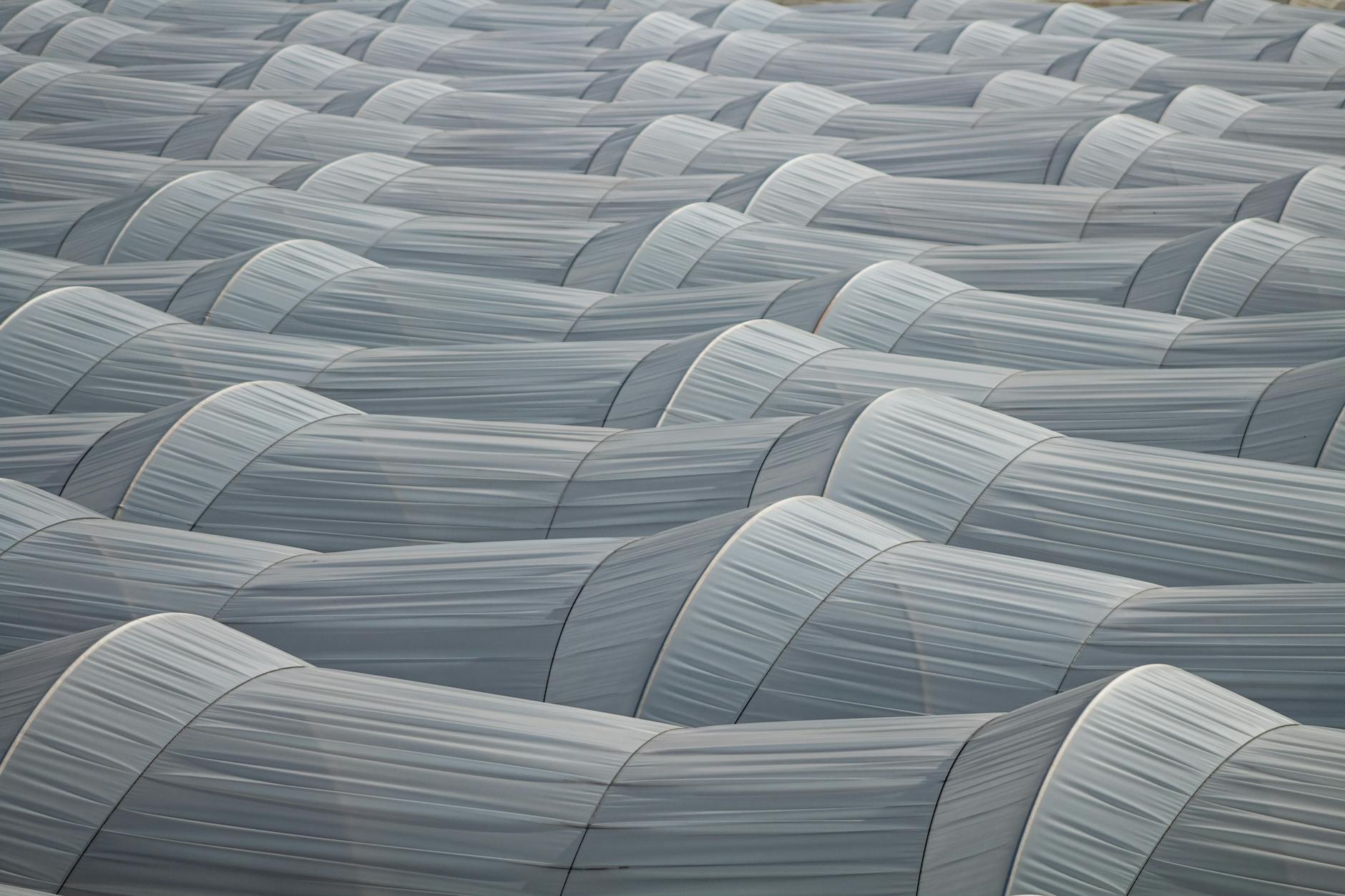 Szklarnie z lotu ptaka z widocznymi liniami konstrukcji