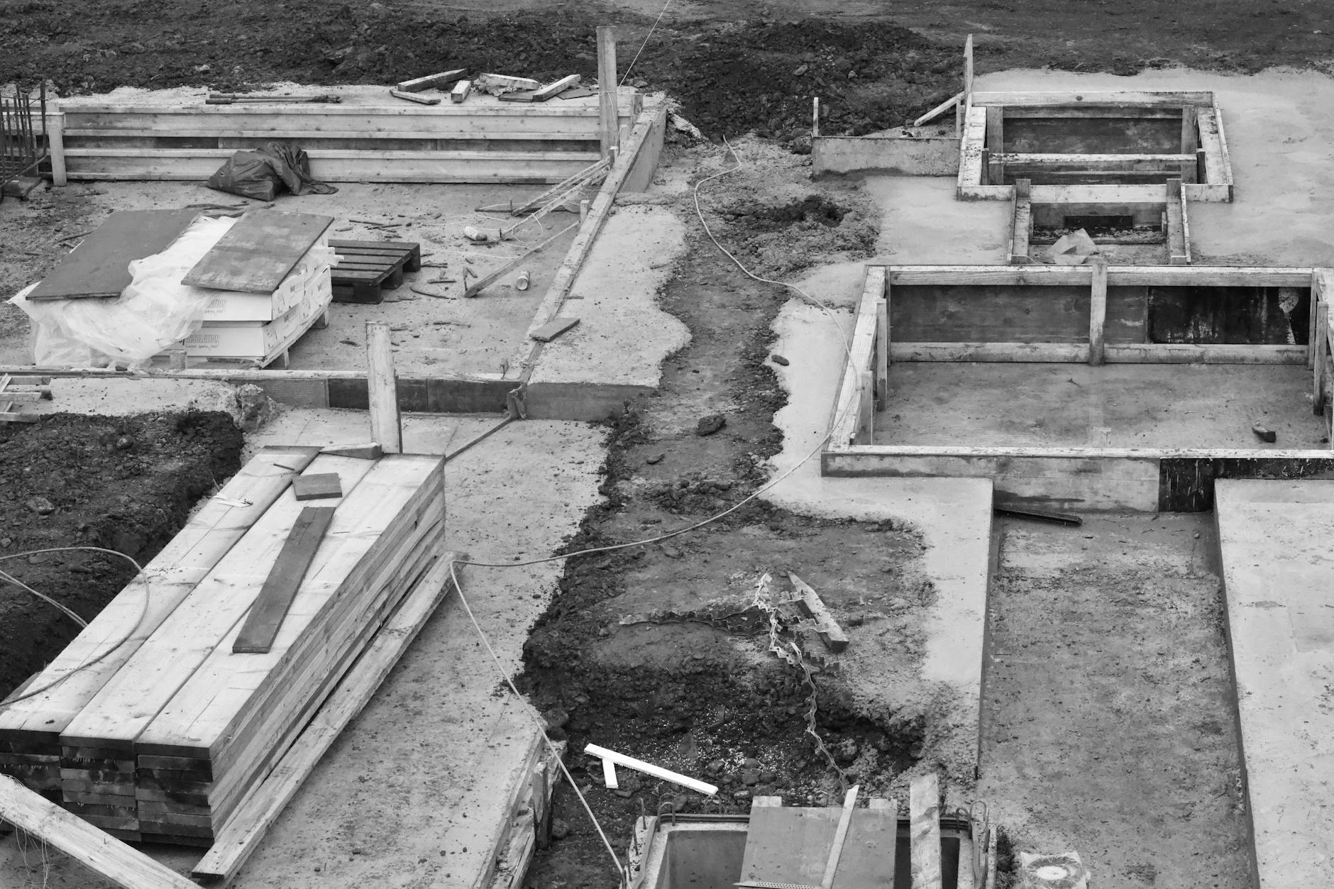 Widok z góry na betonowe fundamenty punktowe na placu budowy