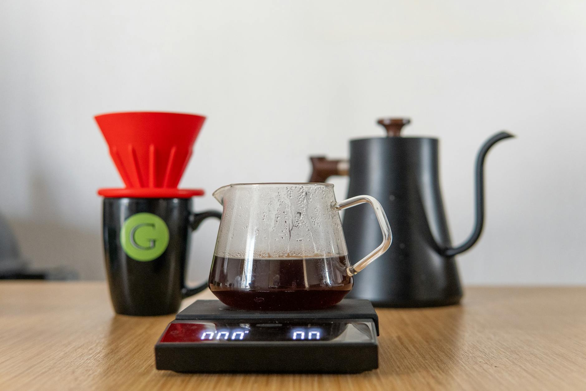 Zestaw do przelewu V60 z wagą i czajnikiem na drewnianym blacie