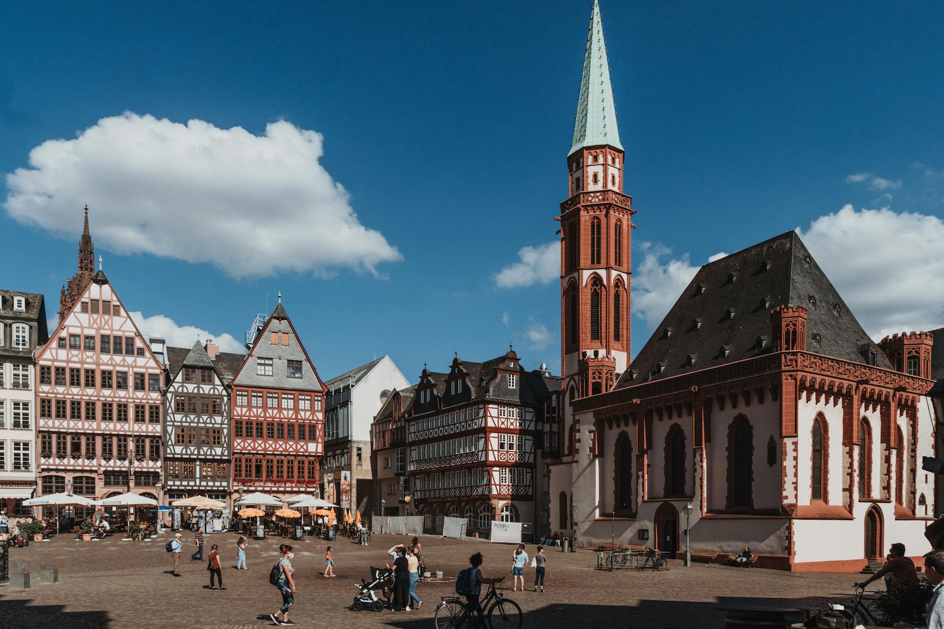 Römerplatz we Frankfurcie z kolorowymi kamienicami i kościołem św. Mikołaja