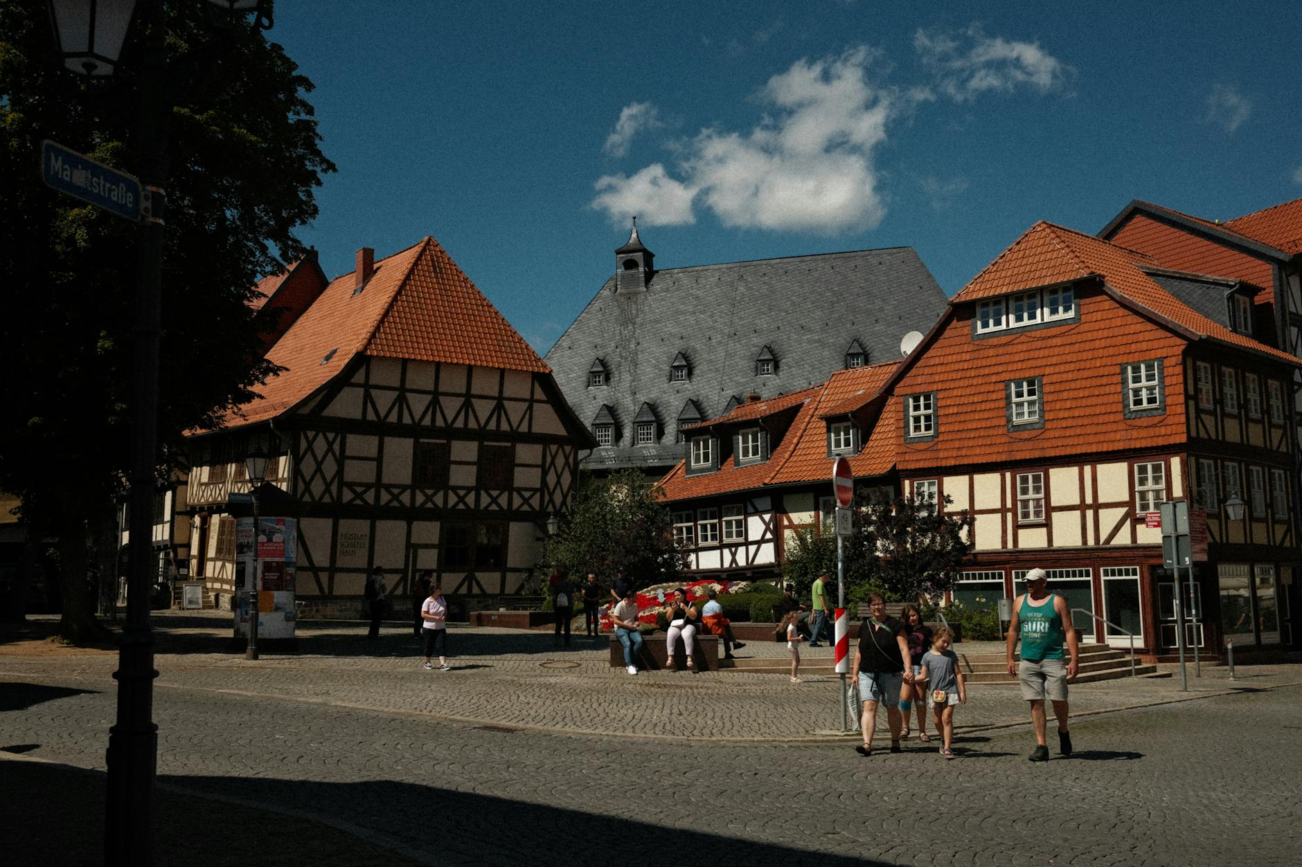 Słoneczny widok na kolorowe, szachulcowe kamienice w niemieckim Wernigerode