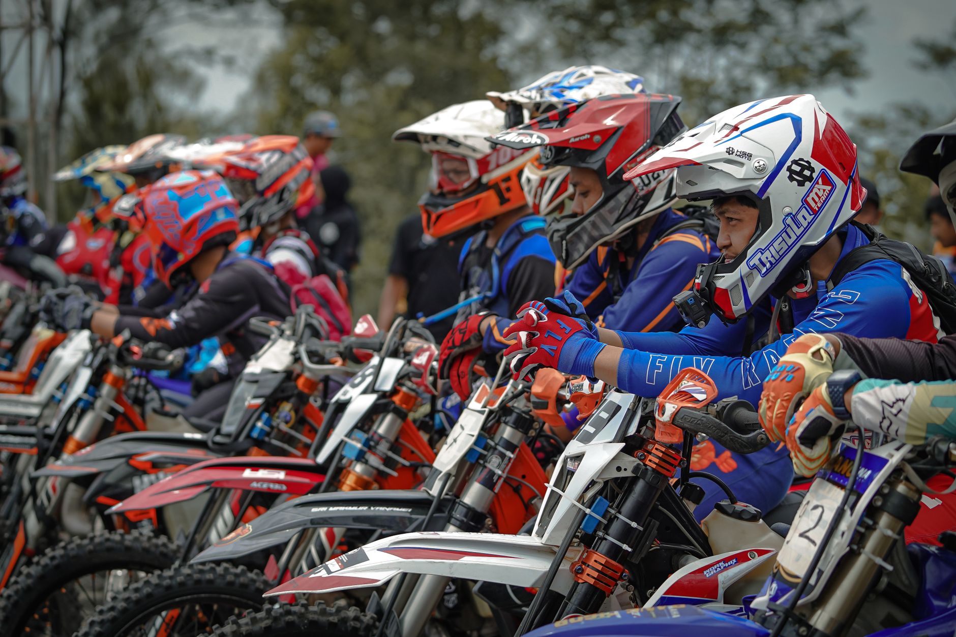 Grupa zawodników enduro na motocyklach przed wyścigiem w Indonezji