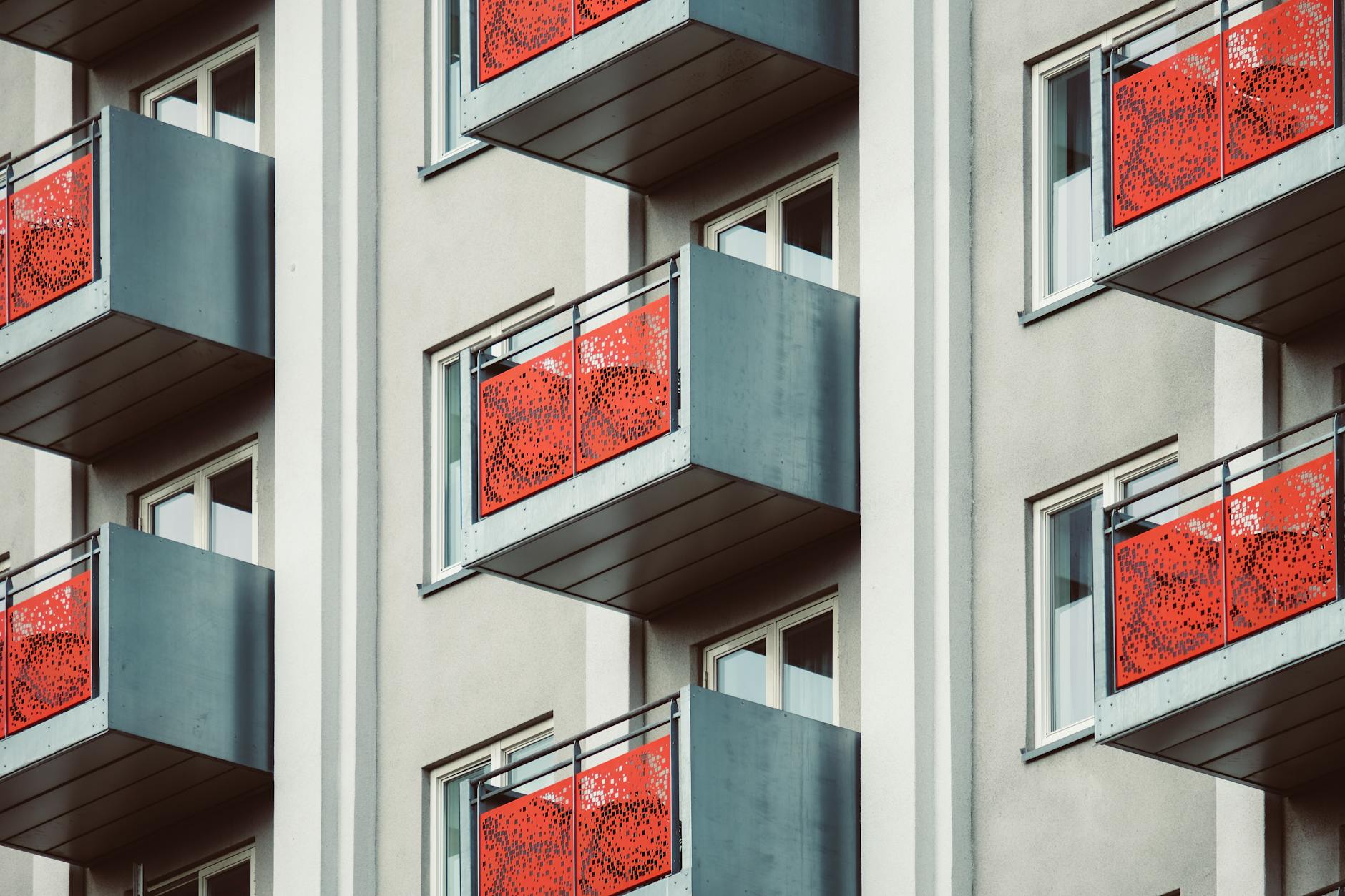 Nowoczesny blok w Oslo z czerwonymi balkonami ze stali nierdzewnej
