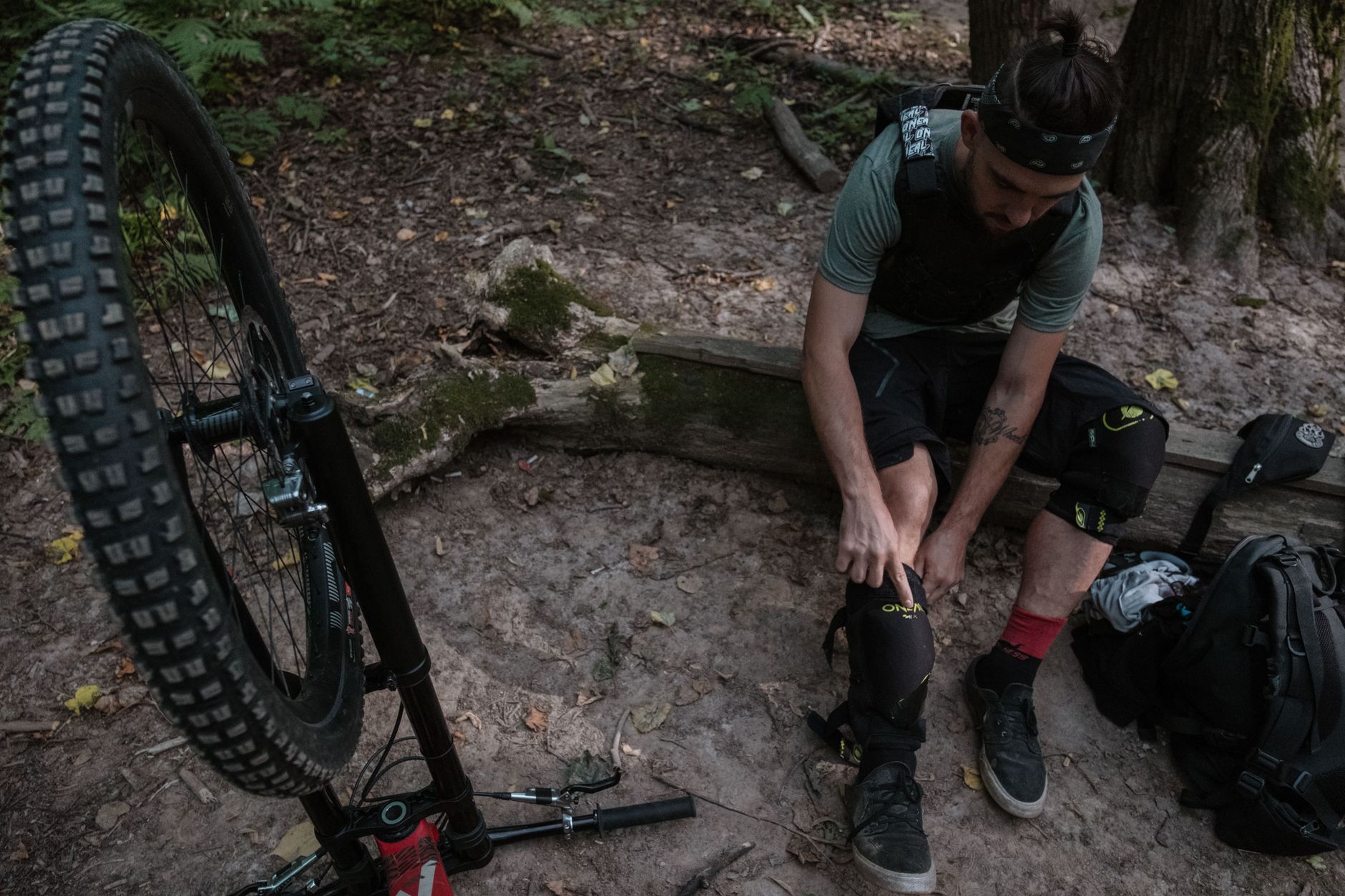 Rowerzysta enduro w kasku szykuje się do zjazdu w górskim lesie Rowerzysta enduro w kasku szykuje się do zjazdu w górskim lesie