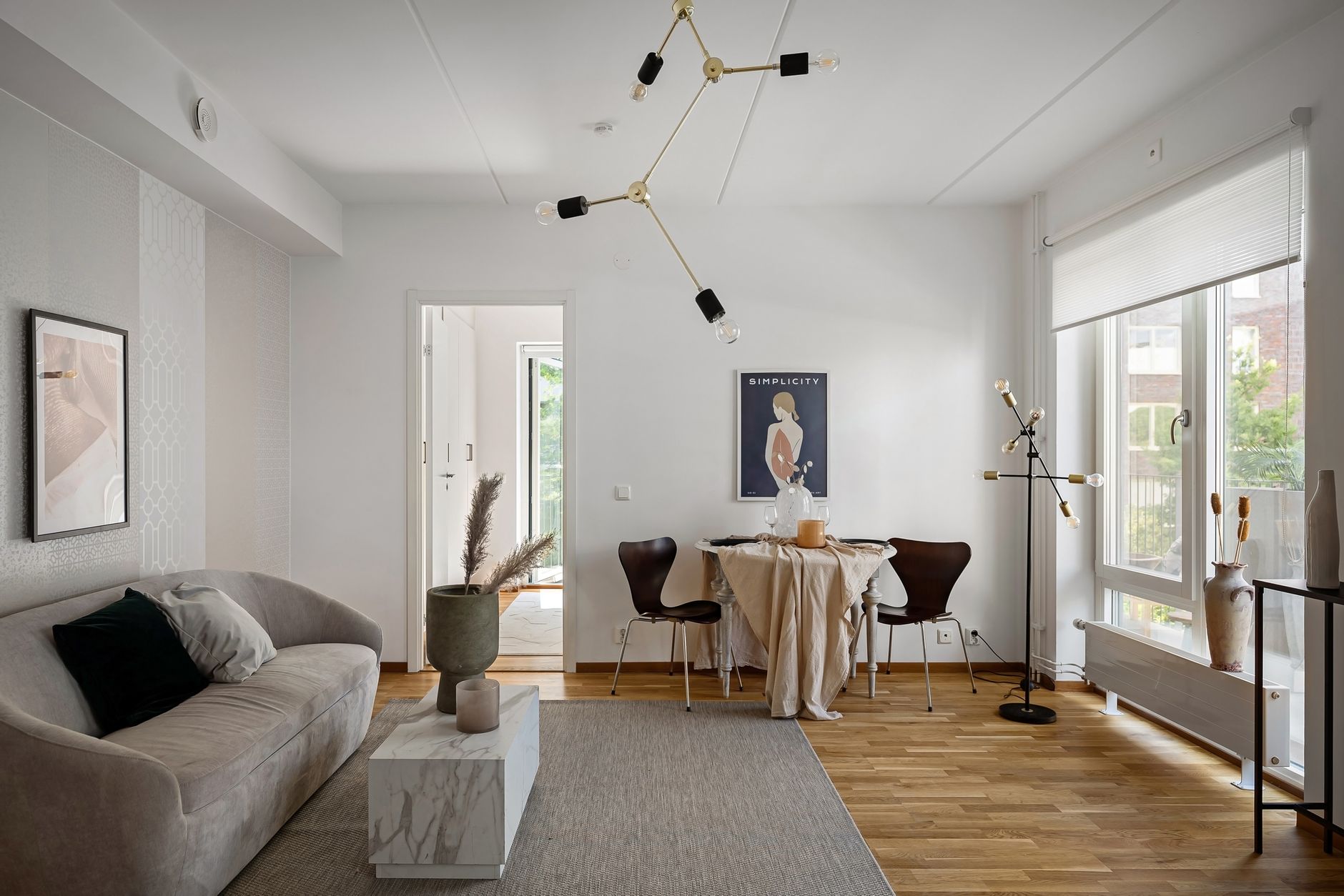 Nowoczesny, jasny salon w minimalistycznym stylu z dużą ilością światła