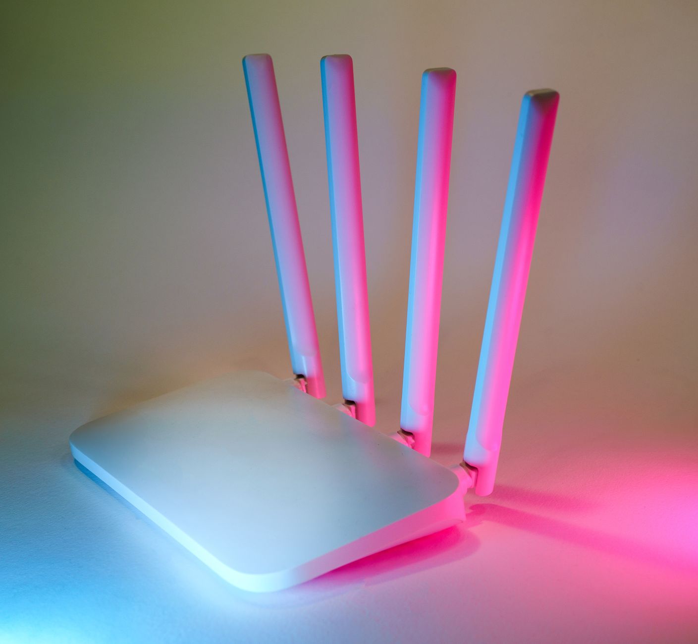Jak skutecznie zabezpieczyć firmową sieć Wi‑Fi przed cyberatakami Nowoczesny router Wi‑Fi podświetlony neonowym światłem